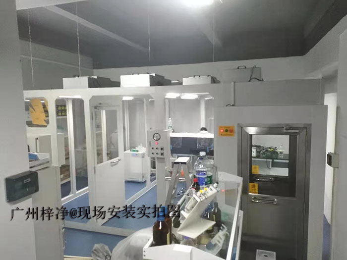 在潔凈棚的設計與維護中,FFU高效過濾器(HEPA)是保障潔凈度的重要設備。 在潔凈棚的設計與維護中,FFU高效過濾器(HEPA)是保障潔凈度的重要設備。