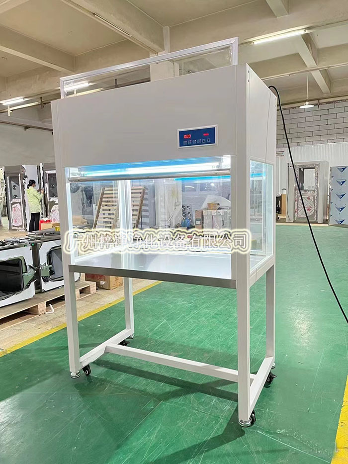 潔凈工作臺內部安裝有FFU和高效空氣過濾器(HEPA),能有效地過濾掉空氣中的塵埃、細菌等污染物。 潔凈工作臺內部安裝有FFU和高效空氣過濾器(HEPA),能有效地過濾掉空氣中的塵埃、細菌等污染物。